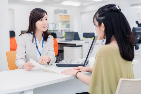 Khách hàng tra cứu thông tin hợp đồng bảo hiểm tại quầy giao dịch Prudential.