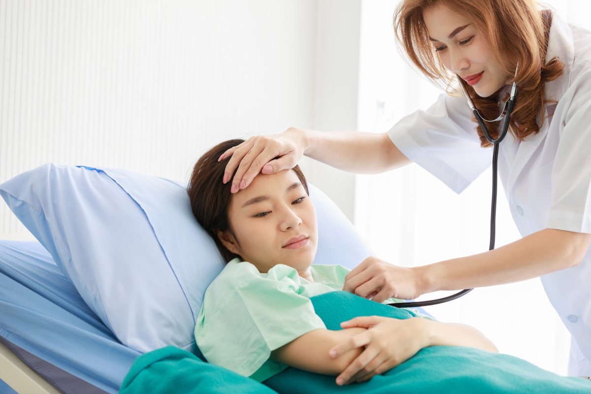 bác sĩ thăm khám và giải đáp cho bệnh nhân về một lần lọc máu hết bao nhiêu tiền