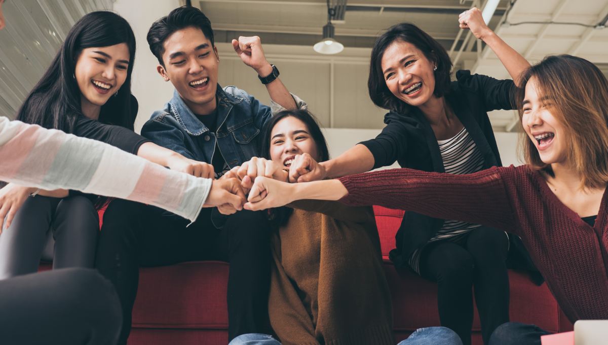 nhóm bạn trẻ đặt tay lên nhau