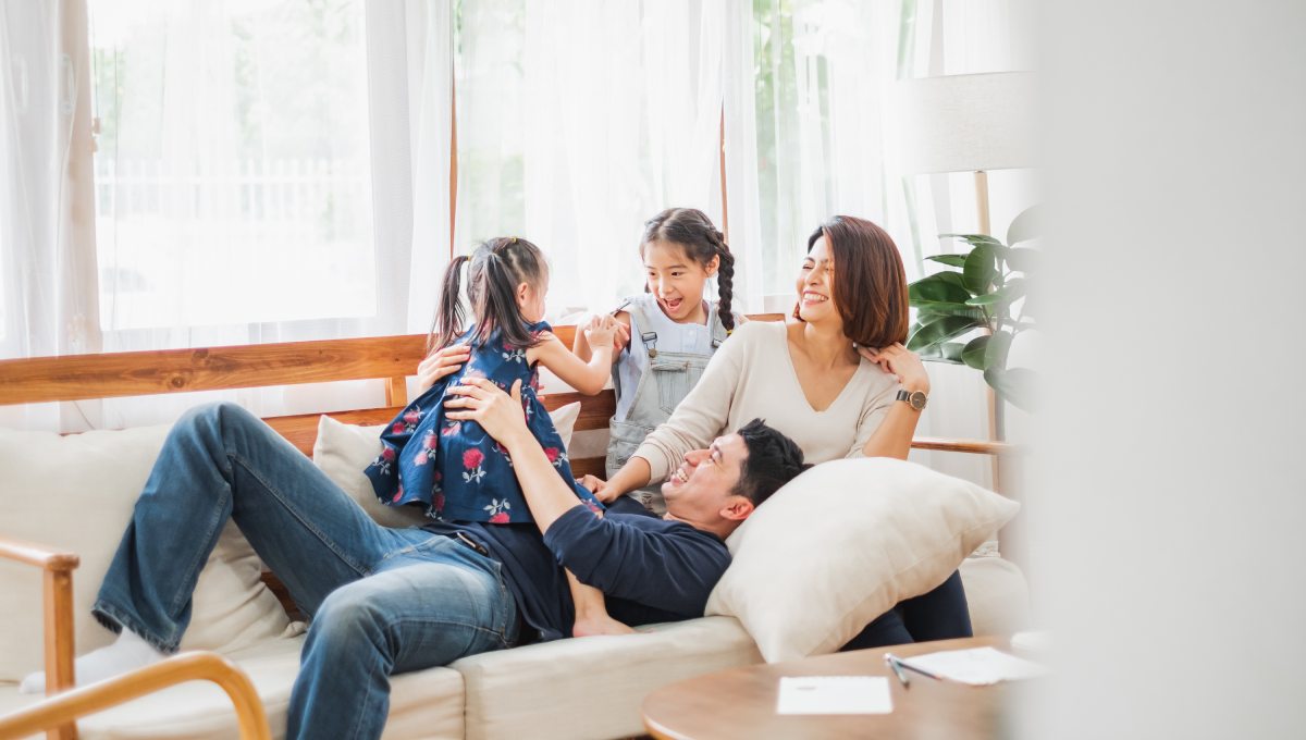 gia đình hạnh phúc vì đã mua bảo hiểm cho con đến năm 18 tuổi