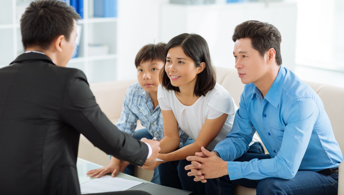 chuyên gia tư vấn cho gia đình về việc rút tiền bảo hiểm prudential trước hạn