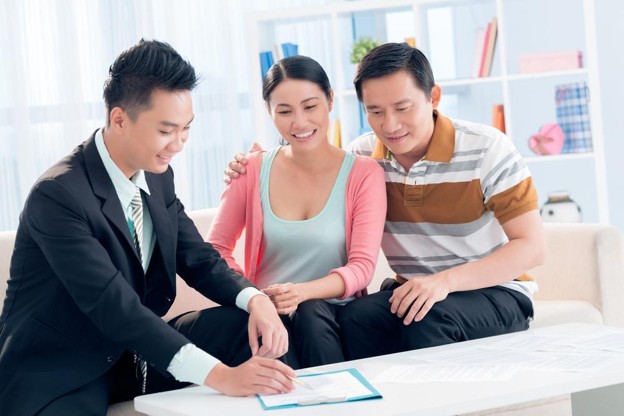 Khách hàng tìm hiểu quyền lợi bảo hiểm sức khỏe cùng tư vấn viên.