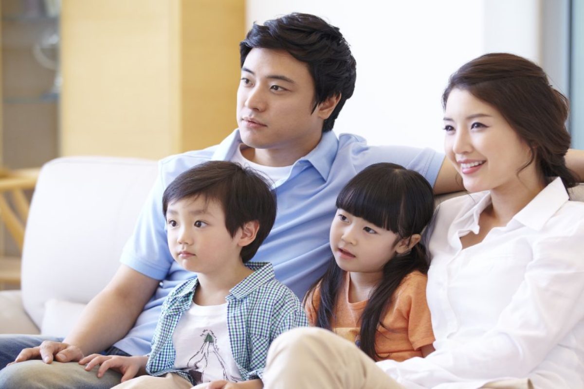 Gia đình chuẩn bị tương lai cho con với giải pháp bảo hiểm nhân thọ và tích lũy dài hạn.