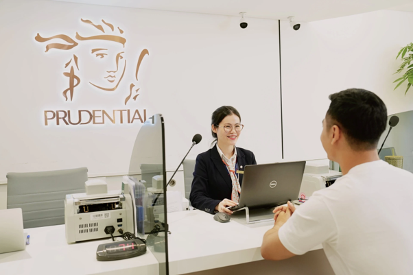 tư vấn viên prudential hỗ trợ khách hàng khi mua bảo hiểm cho con