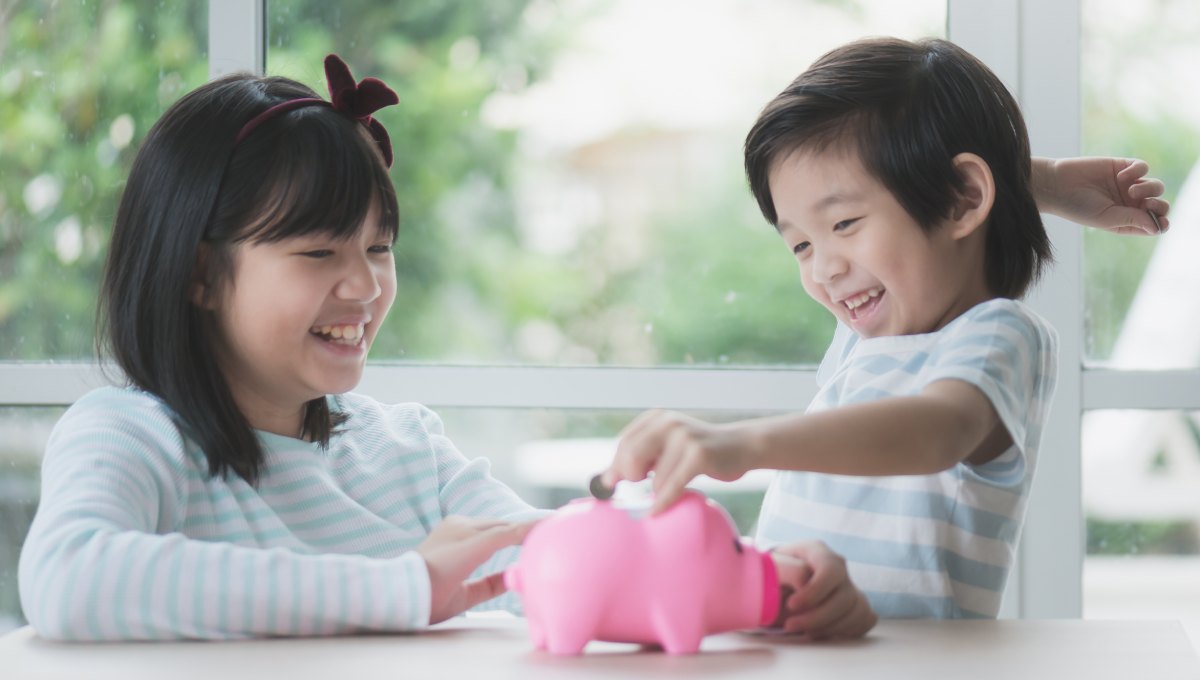 hia đứa trẻ vui đùa với ống heo