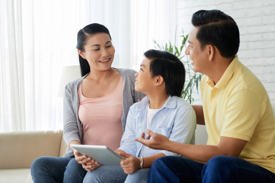 Với tiêu chí hướng con trở thành một cư dân toàn cầu, hiện nay nhiều phụ huynh hứng thú với các môi trường học tập quốc tế. Vậy trước khi cho con theo học tại một trường quốc tế, bố mẹ cần lưu ý những gì?  1. Định hướng tương lai của trẻ Quan tâm đến suy nghĩ và nguyện vọng của con: Sai lầm của rất nhiều bậc phụ huynh là tự quyết định trường học cho con mà chưa hề lắng nghe mong muốn thực sự của trẻ. Điều này sẽ khiến con dễ trở nên lạc lõng và kém tự tin trong suốt thời gian học tập tại trường. Chính vì vậy, cha mẹ nên chủ động trò chuyện và tìm hiểu xem con thực sự thích gì, muốn gì và cần gì. Từ đó, phụ huynh có thể dễ dàng chọn chương trình phù hợp nhất với con thay vì một ngôi trường kỳ vọng của mình.