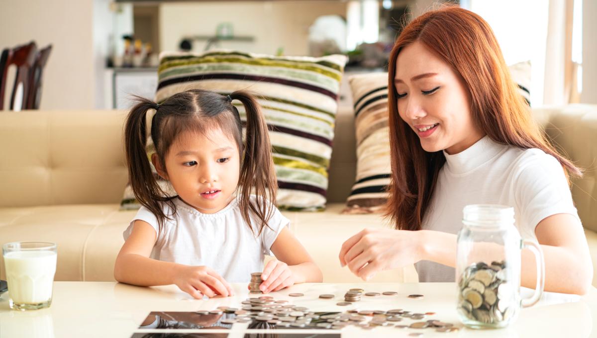 mẹ dạy con gái cách tiết kiệm