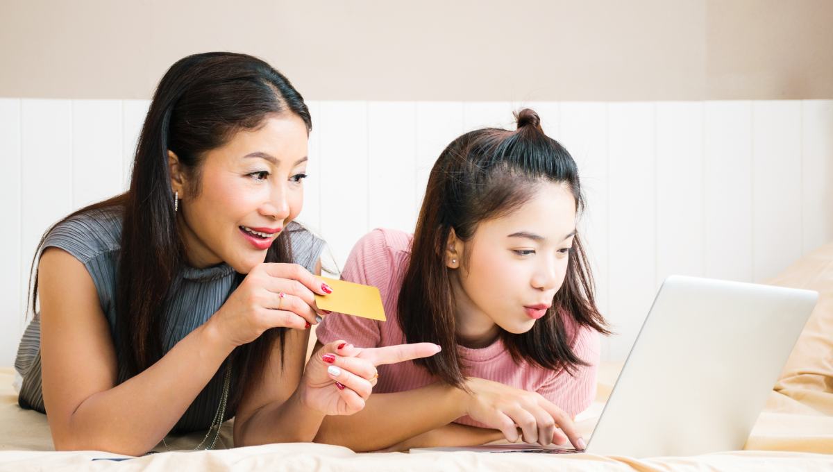 mẹ hướng dẫn con cách chi tiêu