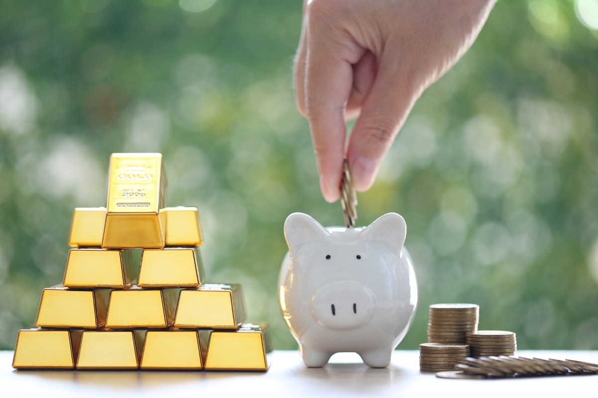 Nên mua vàng hay gửi tiết kiệm để tích lũy lâu dài có lợi hơn?