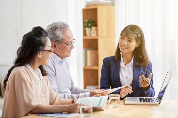Tư vấn giải quyết quyền lợi bảo hiểm cho khách hàng theo hợp đồng.