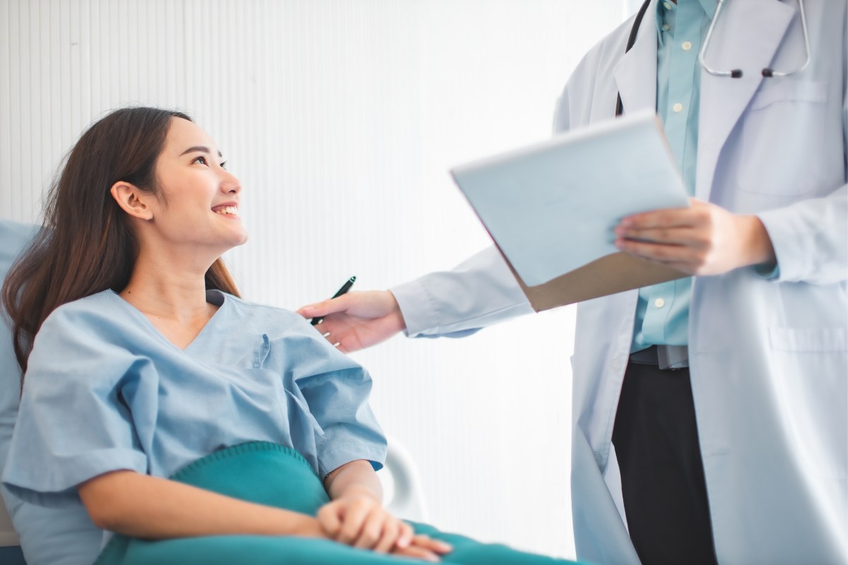 bệnh nhân hạnh phúc vì đã có gói bảo hiểm sức khỏe 