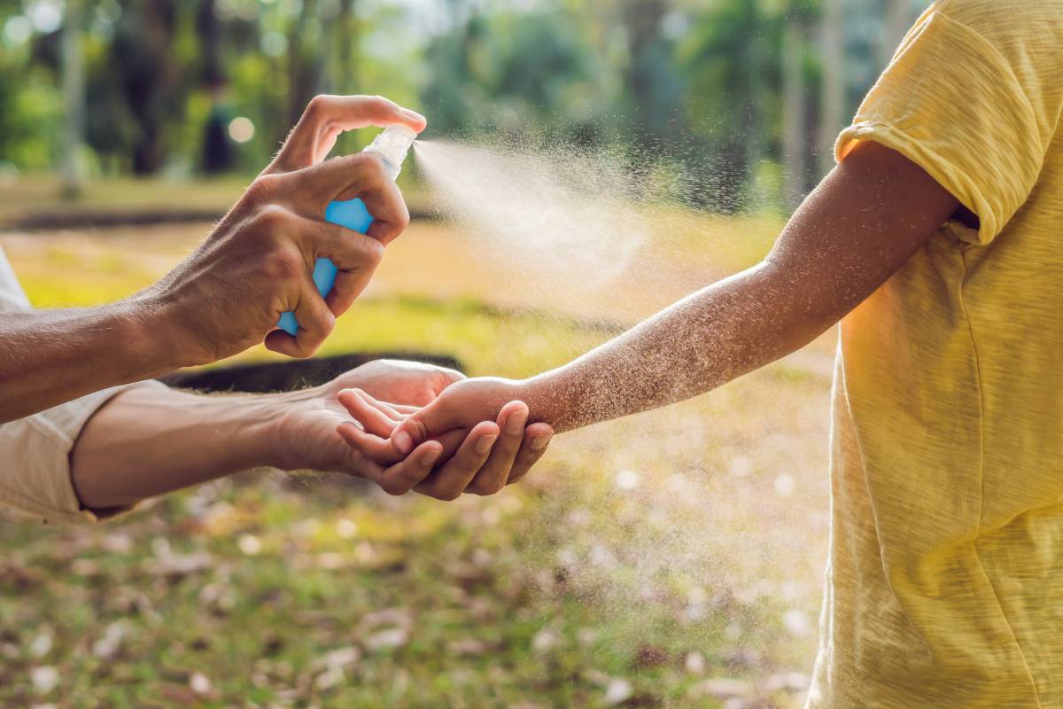 8-cach-phong-benh-sot-xuat-huyet-hieu-qua-trong-mua-mua-1200x800-2