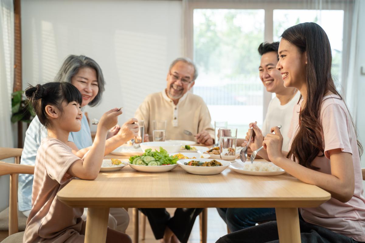 8-bi-quyet-cham-soc-suc-khoe-gia-dinh-thau-hieu-va-hanh-dong-1200x800-3