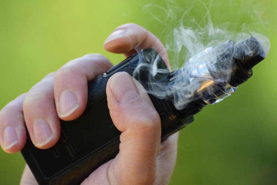 hut-thuoc-la-thu-dong-ke-thu-nguy-hiem-va-am-tham-1200x800-2