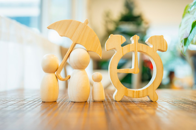 Biểu tượng gia đình và đồng hồ minh họa thời gian chờ bảo hiểm trước khi được chi trả quyền lợi.  Provide your feedback on BizChat