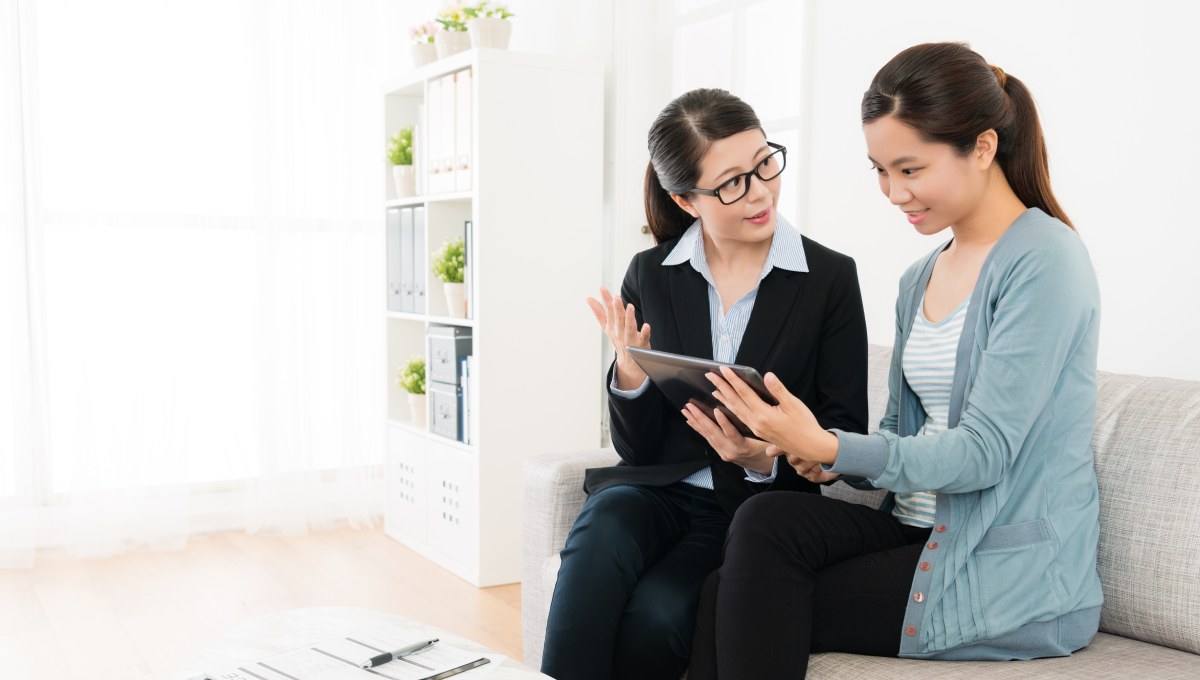 nhân viên tư vấn bảo hiểm cho khách