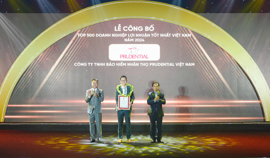 Ông Nguyễn Anh Tuấn - Giám đốc Kênh PRUVenture đại diện Prudential Việt Nam tham dự sự kiện vinh danh do Vietnam Report tổ chức vào tháng 10/2024. 