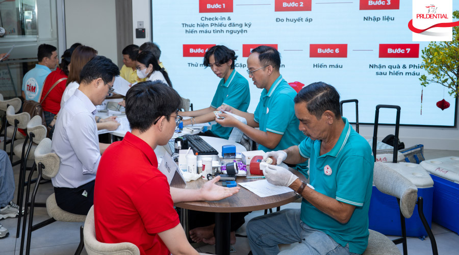 Các tình nguyện viên cùng thực hiện các quy trình hiến máu 