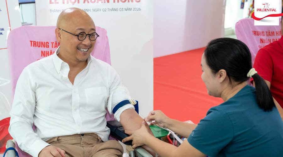 Tổng Giám đốc Prudential Việt Nam tham gia hiến máu tại sự kiện
