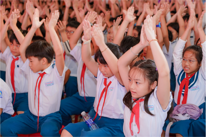 Các em học sinh tham gia hoạt động gắn kết tại sự kiện