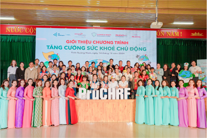 Đại diện Prudential, chính quyền địa phương, đối tác, thầy cô giáo, học sinh chụp ảnh lưu niệm sau chương trình. 