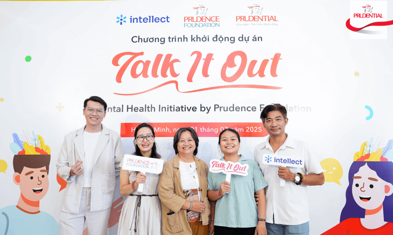 Các khách mời chụp hình lưu niệm tại sự kiện