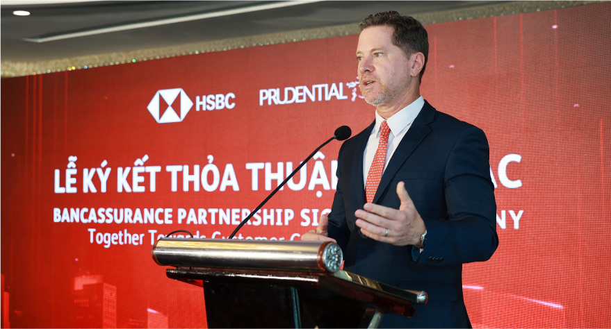 “Việc hợp tác với Prudential sẽ giúp HSBC mang đến cho khách hàng của mình nhiều lựa chọn sản phẩm đa dạng hơn.” Ông Tim Evans, Tổng Giám đốc HSBC Việt Nam chia sẻ tại buổi lễ ký kết.