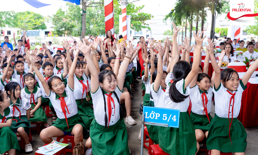 Các em học sinh hào hứng tham gia trò chơi tại sự kiện tổng kết 